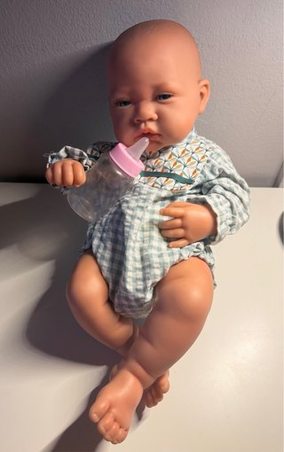 Muñeca bebé con biberón