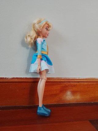 Muñeca con conjunto de chaqueta y falda