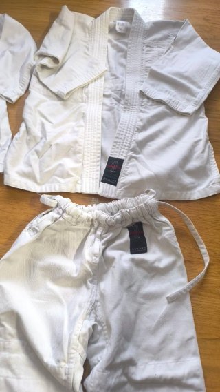 Kimono blanco y cinturones de colores. Talla 120cm