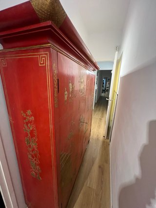 Armario rojo estilo oriental pintado a mano.