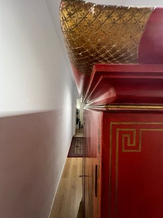 Armario rojo estilo oriental pintado a mano.