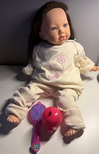 Muñeca bebé con pijama y accesorios
