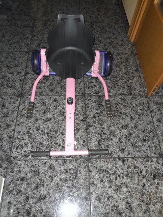 Patinete eléctrico rosa con asiento