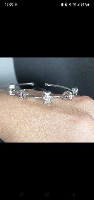 Pulsera abierta con charms