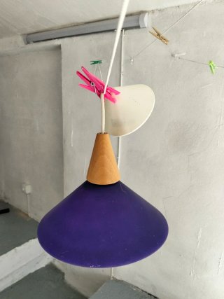 Lámpara colgante azul, blanca y madera