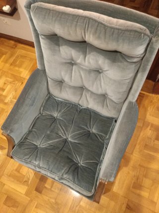 Sillón de terciopelo y madera