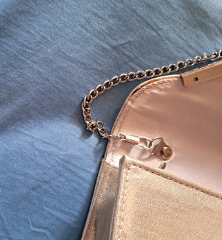 Bolso de hombro plateado