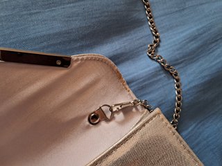 Bolso de hombro plateado