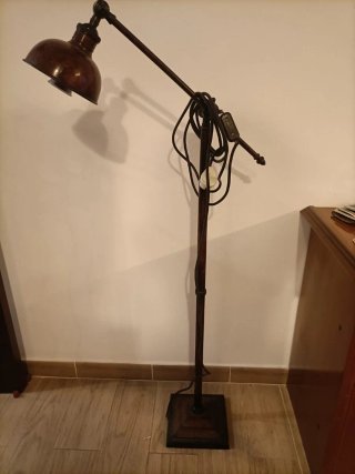 Lámpara de pie marrón metal y madera