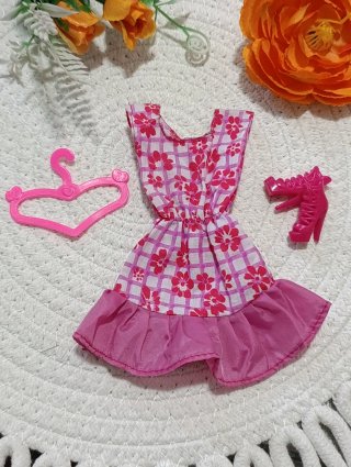 Accesorios Barbie: Vestido, Percha y Zapatos