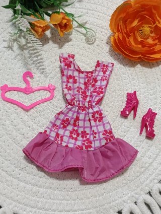 Accesorios Barbie: Vestido, Percha y Zapatos