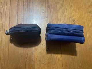 Dos monederos azules