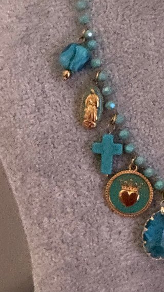 Colar azul com pingentes dourados