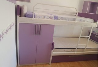 Dormitorio completo madera y morado.