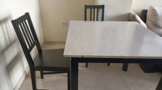Mesa de comedor beige y negra