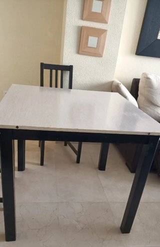Mesa de comedor beige y negra