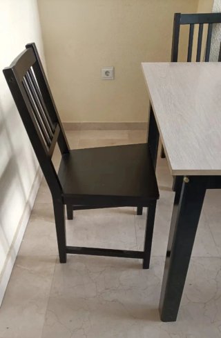 Mesa de comedor beige y negra