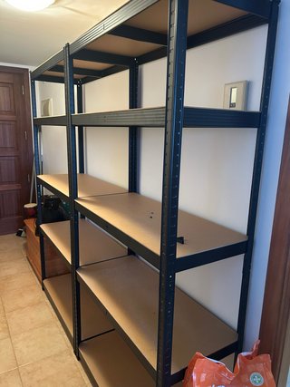 Estanterías de almacén metálicas y madera