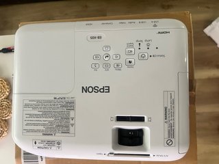 Epson EB-X05 Proyector - 480h de uso Caja y mando