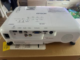 Epson EB-X05 Proyector - 480h de uso Caja y mando