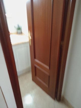 Puerta de madera con manilla dorada