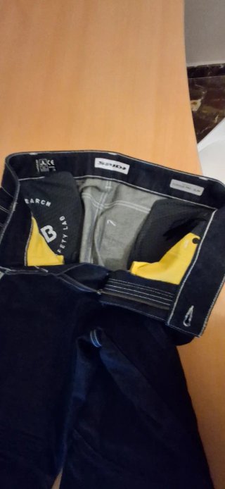 Pantalón tipo vaquero con protecciones moto hombre
