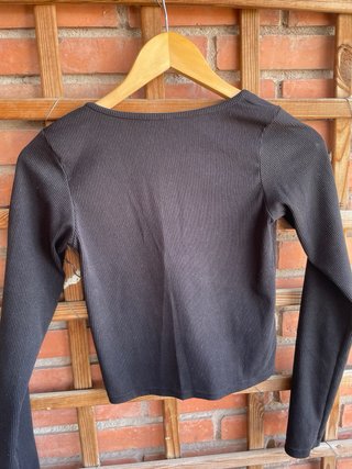 Camiseta negra de manga larga acanalada