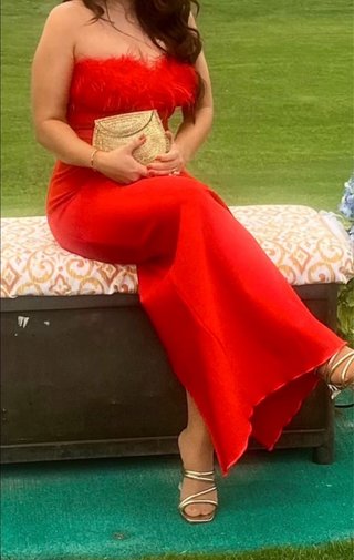 Vestido largo rojo estilo bandage con plumas