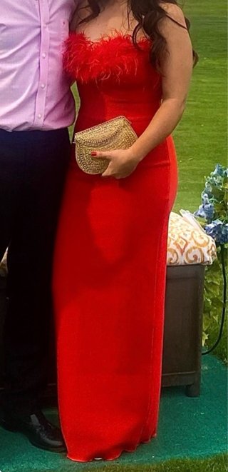 Vestido largo rojo estilo bandage con plumas
