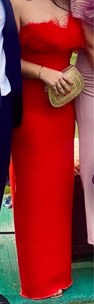 Vestido largo rojo estilo bandage con plumas