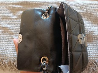 Bolso negro acolchado con cadena
