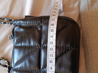 Bolso negro acolchado con cadena