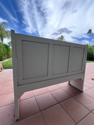 Banco de madera blanco con cojines