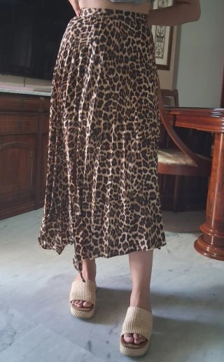 Falda midi leopardo plisada con raja