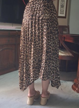 Falda midi leopardo plisada con raja