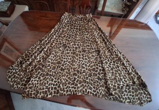 Falda midi leopardo plisada con raja