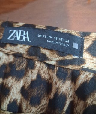 Falda midi leopardo plisada con raja