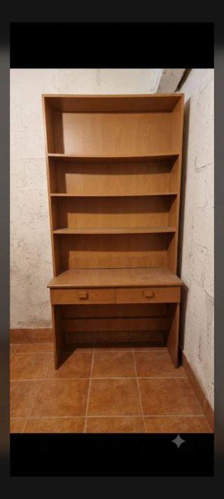 Escritorio con estantería de madera