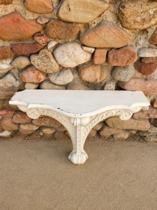 Consola vintage in legno intagliato sbiancato