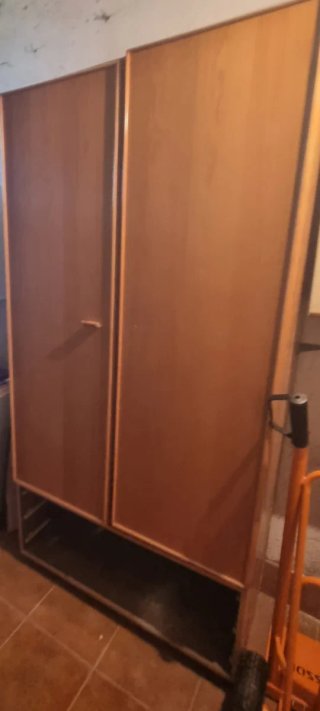 Mueble de madera marrón