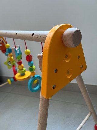 Gimnasio de madera para bebé