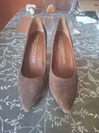 Zapatos de tacón marrones y dorados
