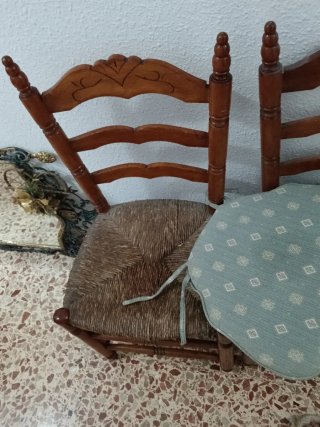 2 Sillas de madera con cojín