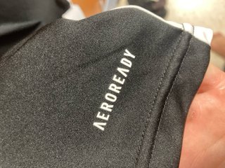 Camiseta deportiva Adidas negra y blanca