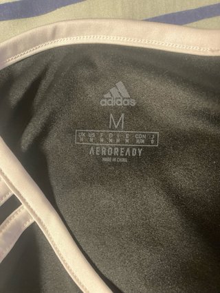 Camiseta deportiva Adidas negra y blanca
