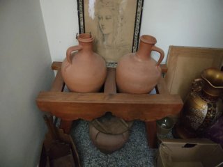 Cántaros de barro y cantarera