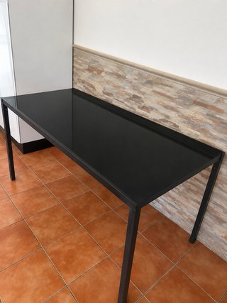 Mesa de cristal negra con estructura metálica