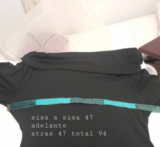 Vestido negro escotado