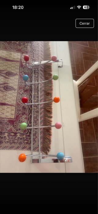 Perchero de pared con bolas de colores