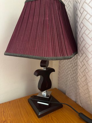 Lámpara de mesa morada y marrón